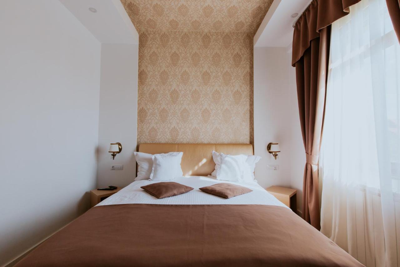 Hotel Restaurant Park Миеркуря Чук Екстериор снимка