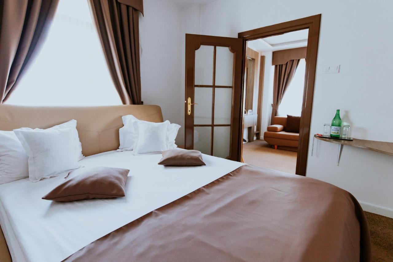Hotel Restaurant Park Миеркуря Чук Екстериор снимка