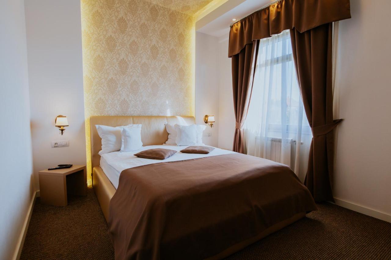 Hotel Restaurant Park Миеркуря Чук Екстериор снимка