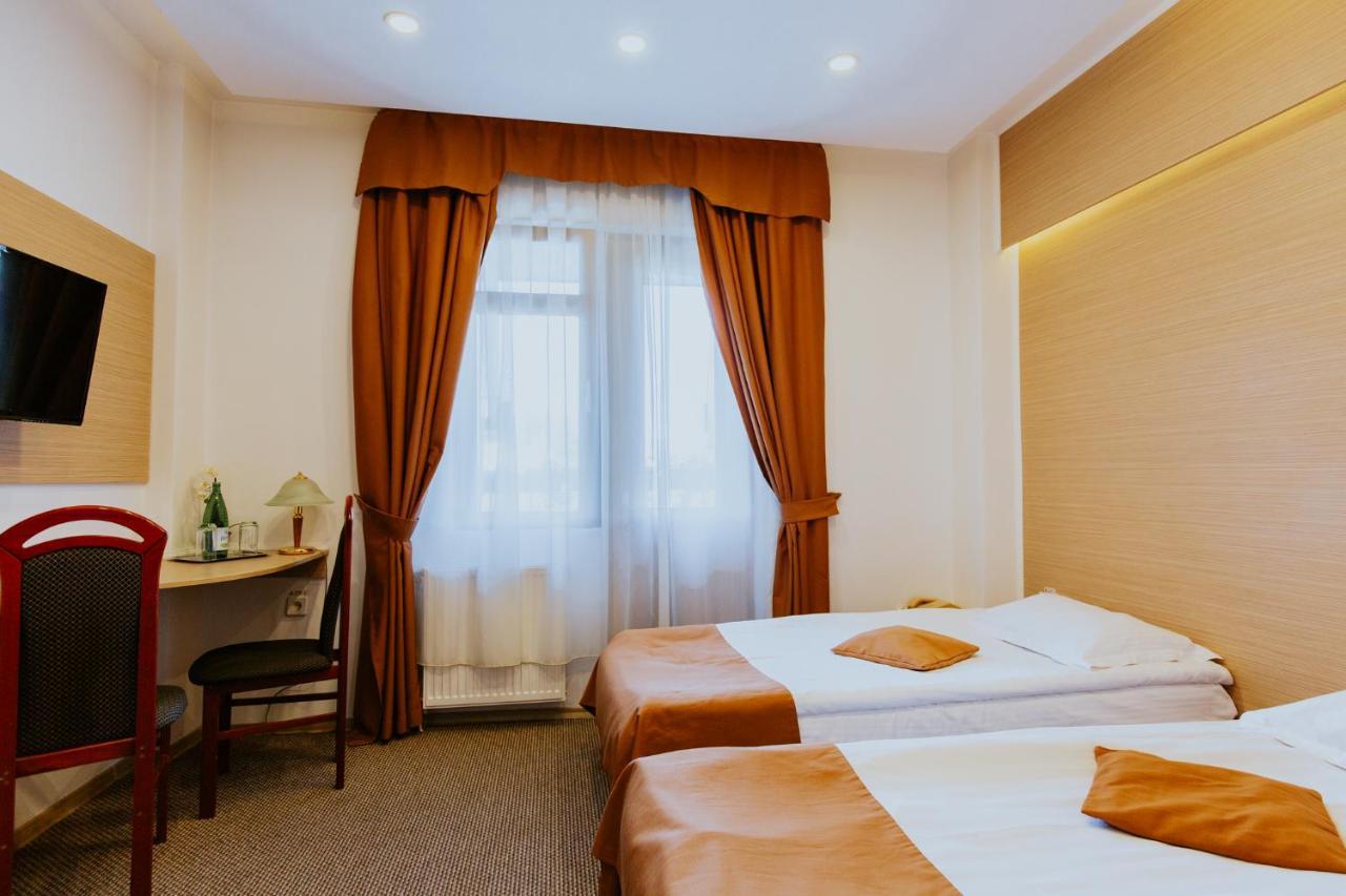 Hotel Restaurant Park Миеркуря Чук Екстериор снимка