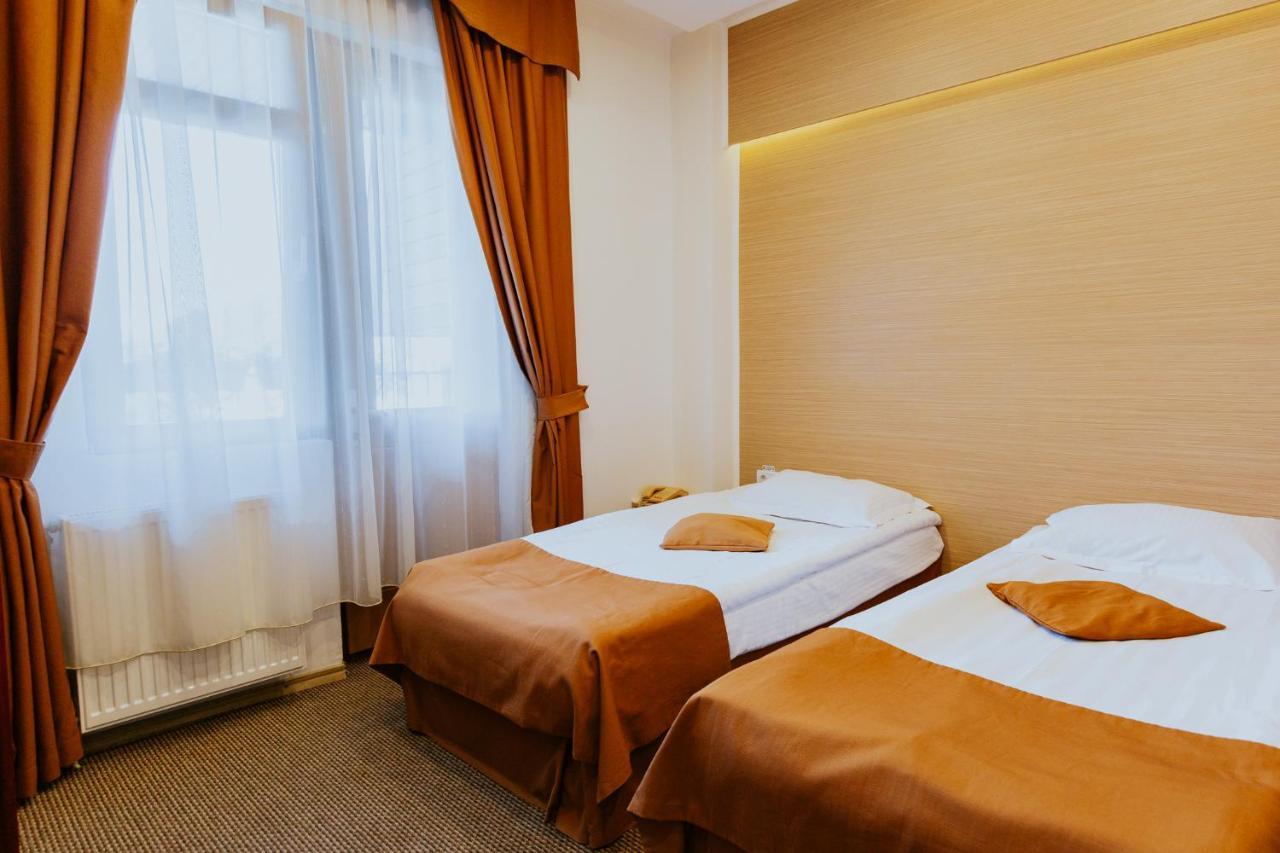 Hotel Restaurant Park Миеркуря Чук Екстериор снимка
