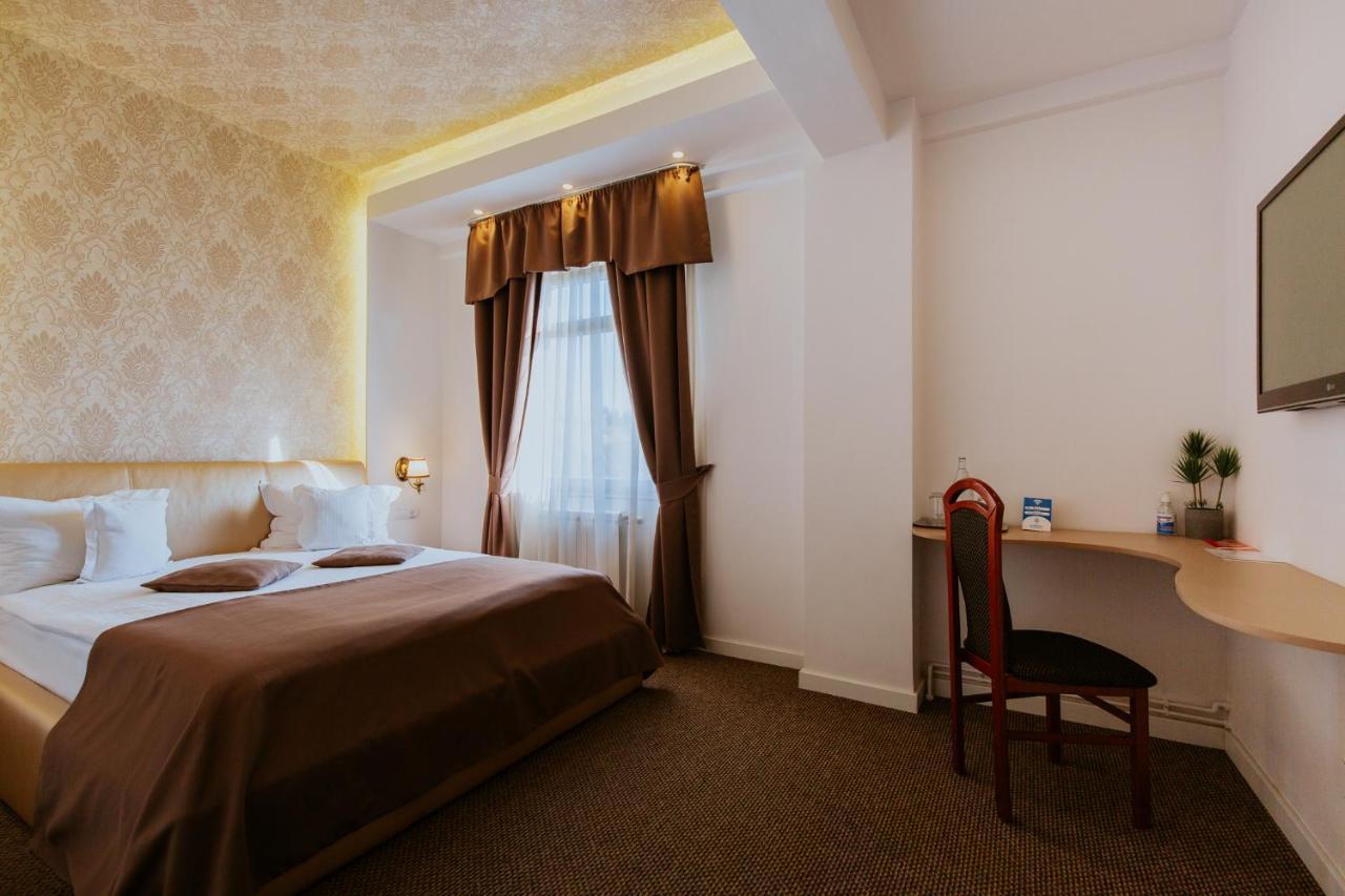Hotel Restaurant Park Миеркуря Чук Екстериор снимка