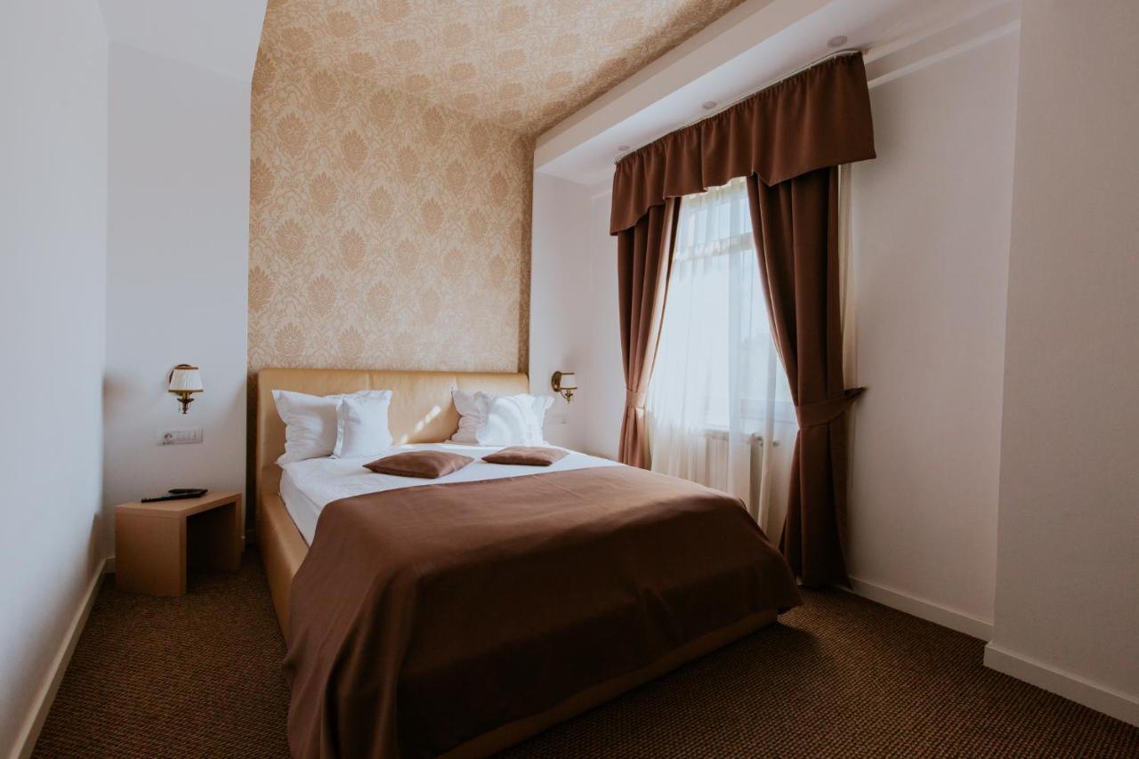 Hotel Restaurant Park Миеркуря Чук Екстериор снимка