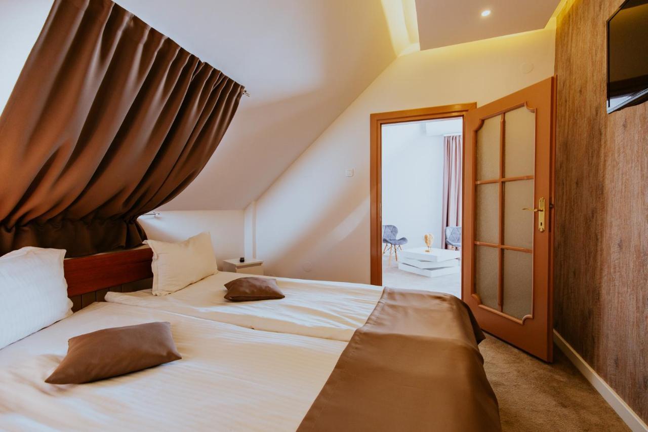 Hotel Restaurant Park Миеркуря Чук Екстериор снимка
