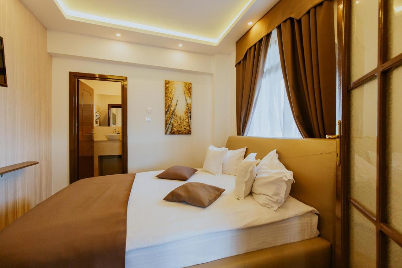 Hotel Restaurant Park Миеркуря Чук Екстериор снимка