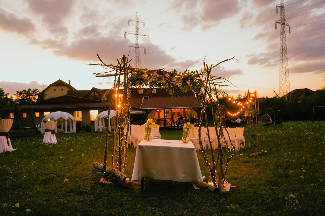 Hotel Restaurant Park Миеркуря Чук Екстериор снимка