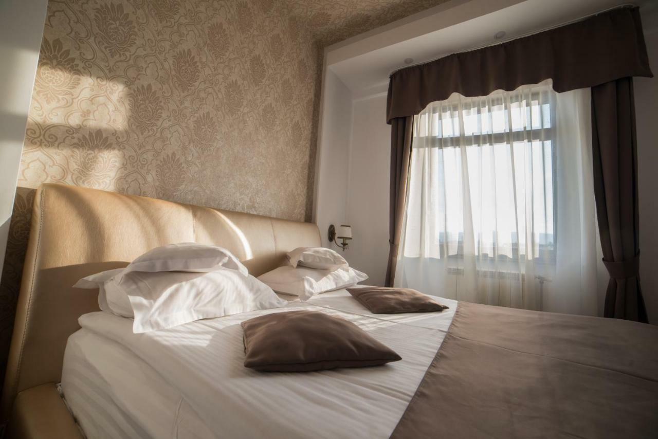 Hotel Restaurant Park Миеркуря Чук Екстериор снимка