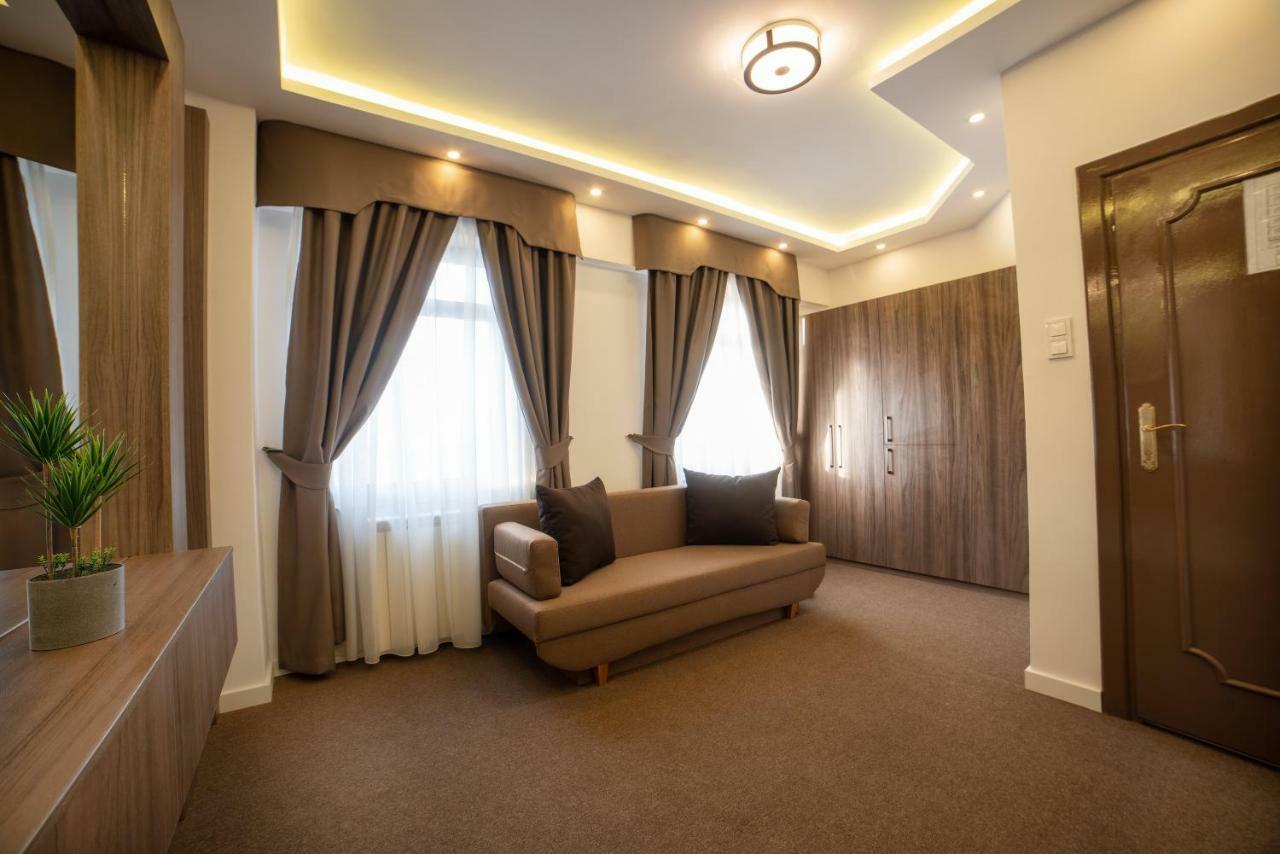 Hotel Restaurant Park Миеркуря Чук Екстериор снимка